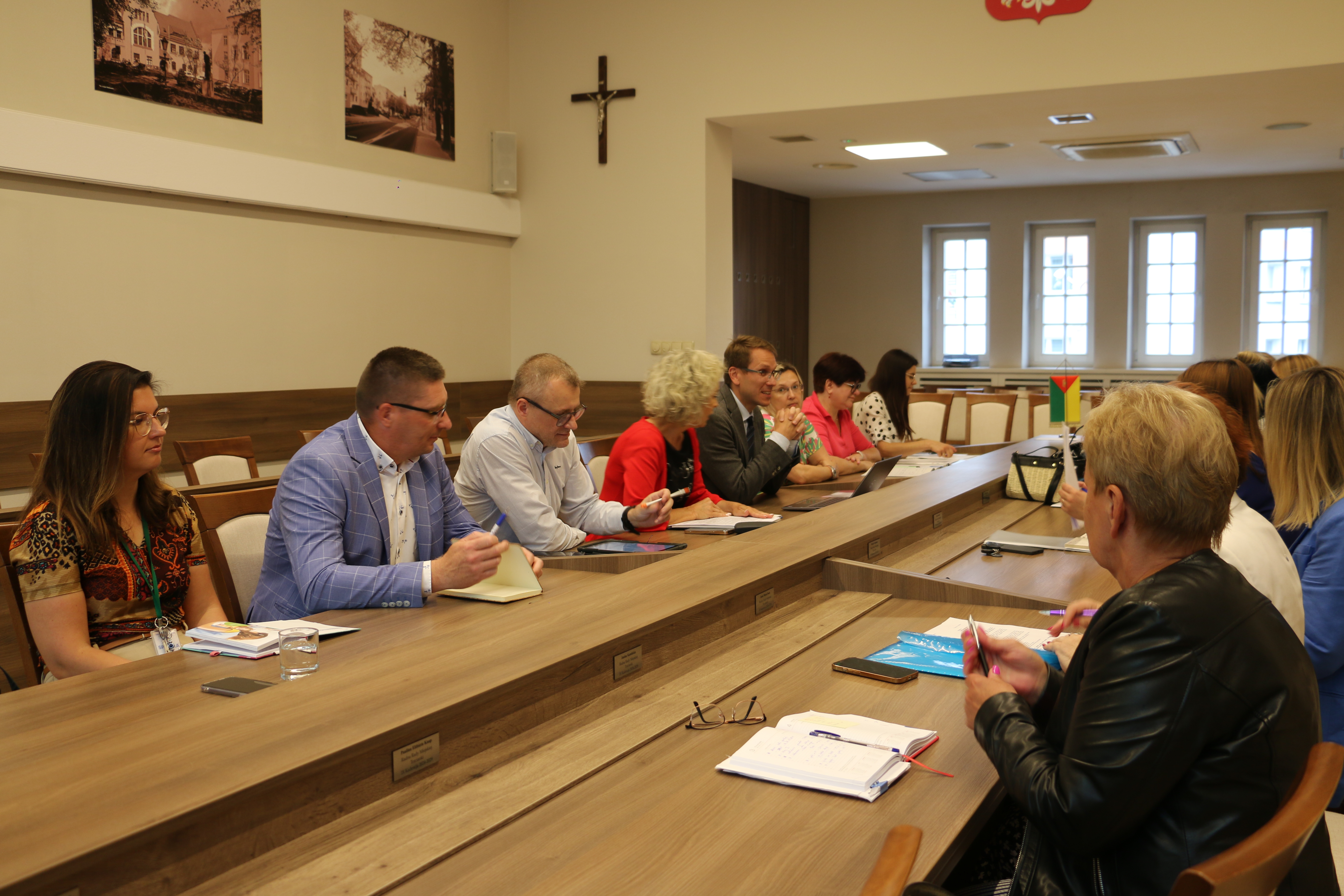 spotkanie z dyrektorami placówek edukacyjnych w sali sesyjnej z burmistrzem i zastępcą